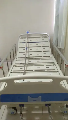 Cama hospitalar com duas manivelas