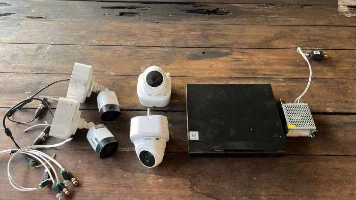 Kit CFTV Intelbras completo com 4 câmeras, DVR, fonte e conectores