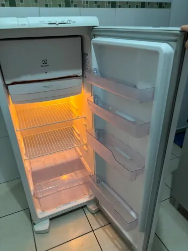 ? Geladeira Electrolux RE31 - Funcionando Normalmente