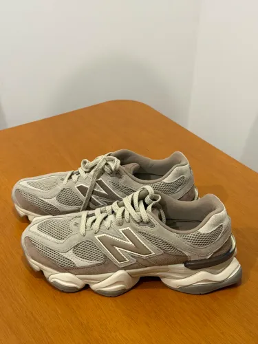 VENDO NEW BALANCE 9060