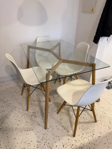 Mesa de vidro + 4 cadeiras