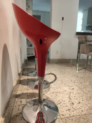  Conjunto com 3 banquetas vermelhas
