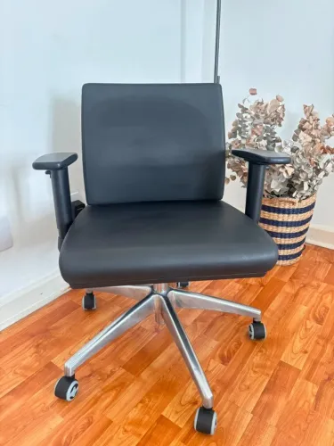 Cadeira Escritório base cromada e revestimento PU