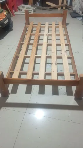 Cama de solteiro maciça 