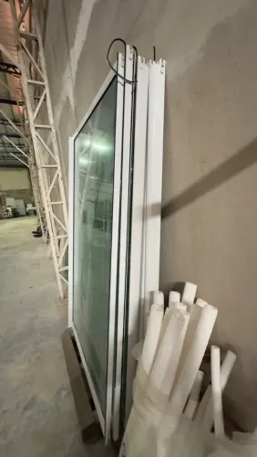 Porta de vidro com esquadria de alumínio reforçada