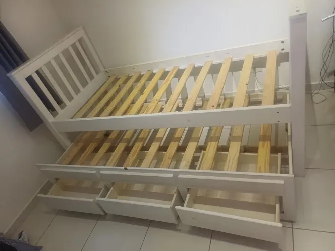 Cama de solteiro com auxiliar de madeira