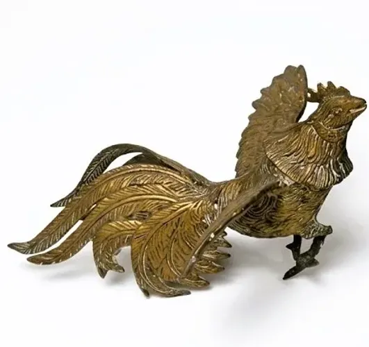 Escultura metal dourado cinzelado representando Galo de briga ornado em baixo relevo