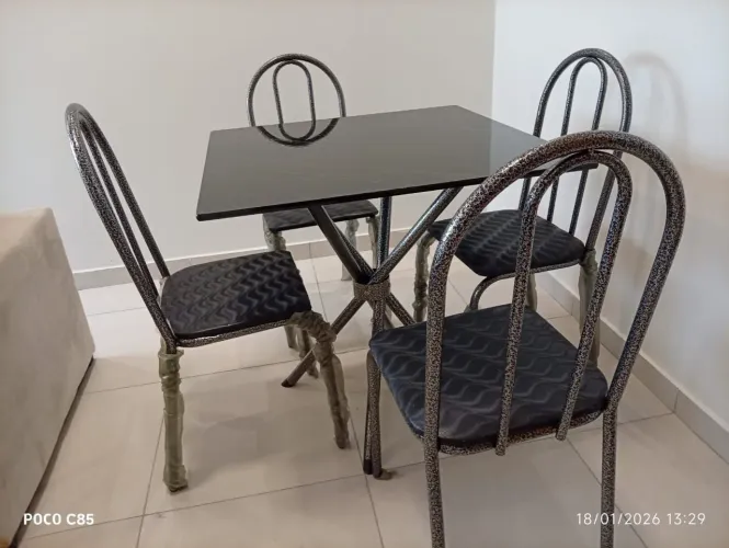 Mesa marmore preta com 4 assentos