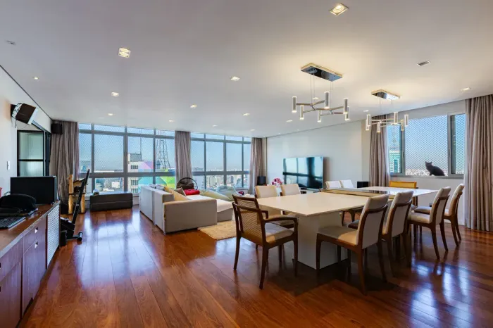 Bela Vista! Amplo apartamento a venda com sala ampla com vários ambientes,  janelões e 2 v