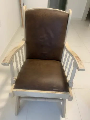 Cadeira de balanço em madeira