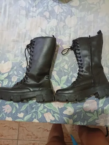 Estou vendendo essa bota usei uma vez comprei na shein vendendo 160