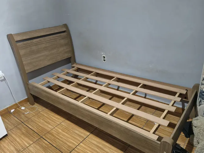 Base de cama de solteiro. Não acompanha colchão