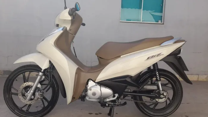 Honda Biz 125 EX 2024 - Branca e Bege (Impecável de Mecânica)