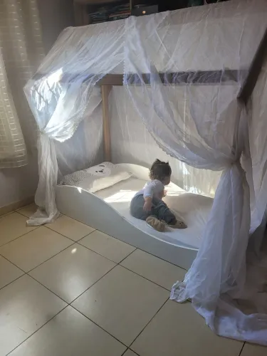 Cama infantil montesoriana, com colchão e mosquiteiro