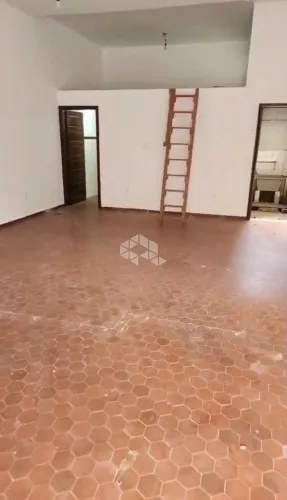 Sala comercial com cozinha, mezanino, 1 banheiro e área de serviço externa.