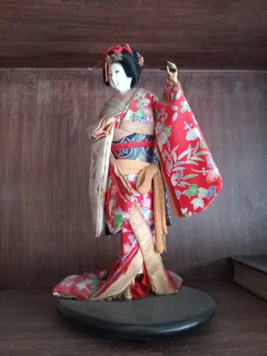 Boneca oriental decorativa estilo gueixa japonesa