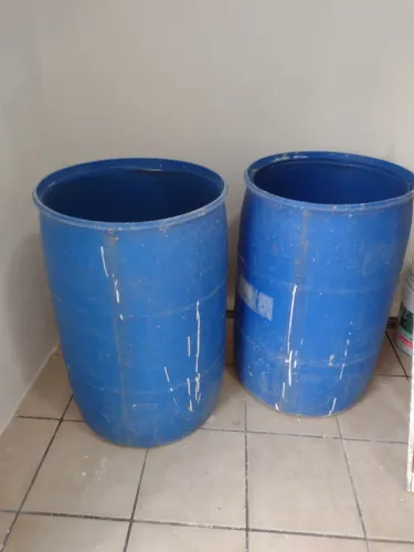 Tonéis de 200 litros