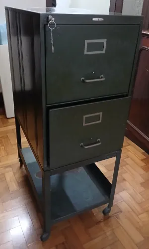 Arquivo de aço com e gavetas e rodinhas