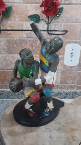 Boneco de basquete de louça