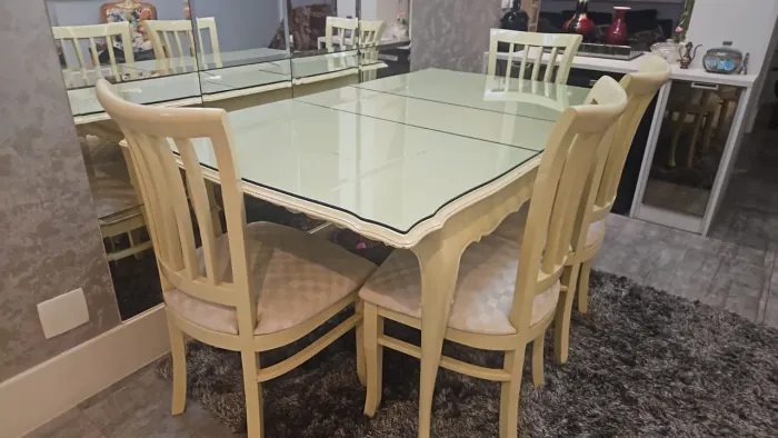 Mesa chipandelle extensível com vidro e 4 cadeiras