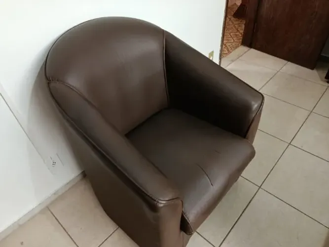 Poltrona em courino, com pequena avaria.