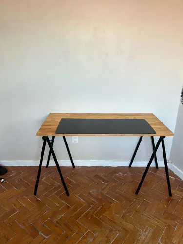 Mesa de Madeira em pinus e pés de metal 
