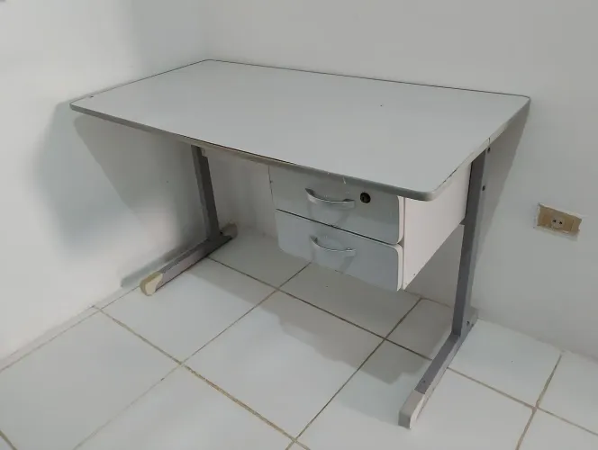 Mesa escritório com duas gavetas 