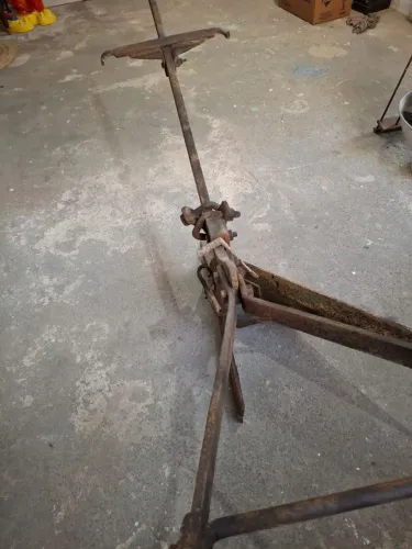 Arado antigo de ferro para uso ou decoração 