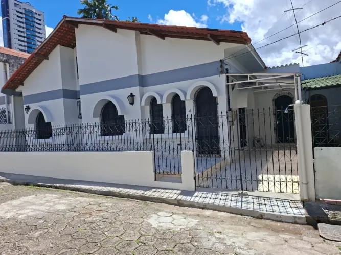 Casarão em condomínio fechado no Marco
