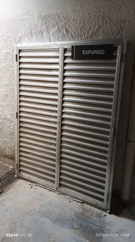 Portal com duas portas de alumínio 