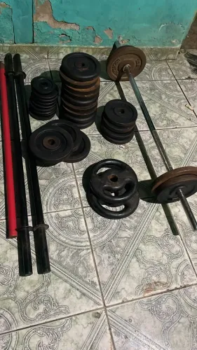 Vende se kit completo de musculação 102 kg em alteres 