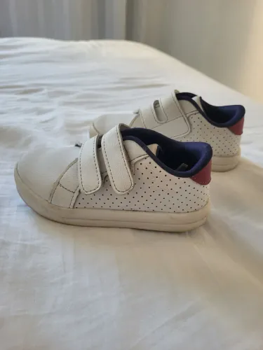 Tenis tamanho 24