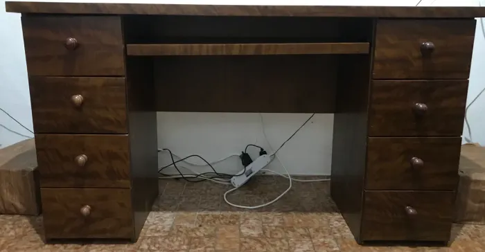 Escrivaninha de Madeira Maciça com 8 Gavetas e Suporte para Teclado - Ótimo Estado