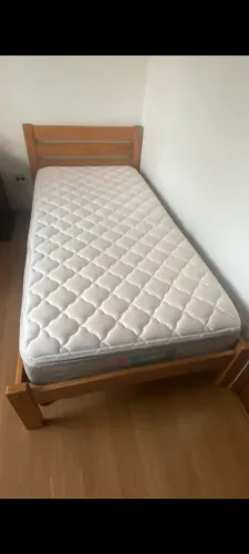Cama de solteiro de madeira sem colchão