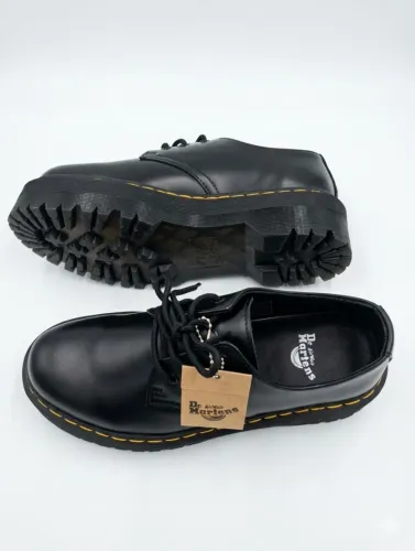 sapato DR MARTENS estilo ghotico, punk