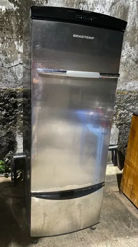 Geladeira usada em ótimo estado de conservação 