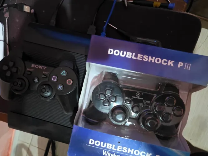 PlayStation 3 completo com dois controles 