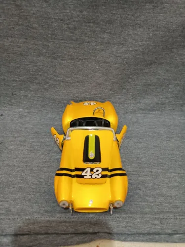 Carro colecionável Shelby cobra ? 1:24