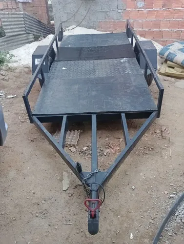 Vendo Reboque emplacado de 4 metros com 3 meses de uso