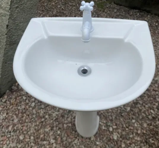 Vaso sanitário e pia de banheiro Deca