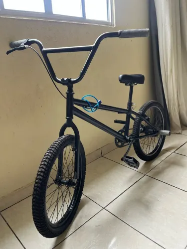 BMX aro 20 preta - em ótimo estado