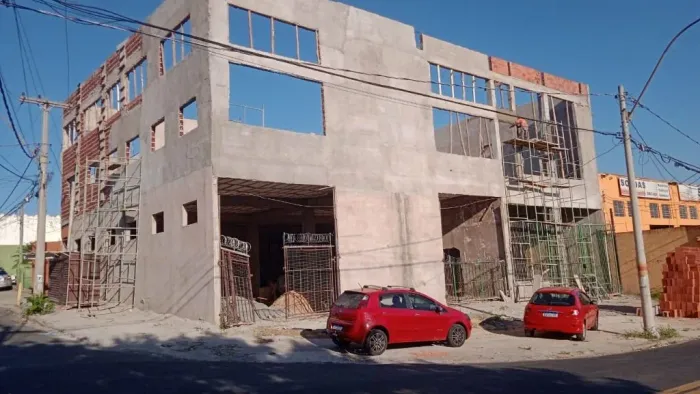 Barracao em fase de acabamento à venda.