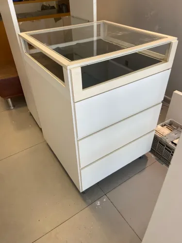 Mesa expositora com gavetas