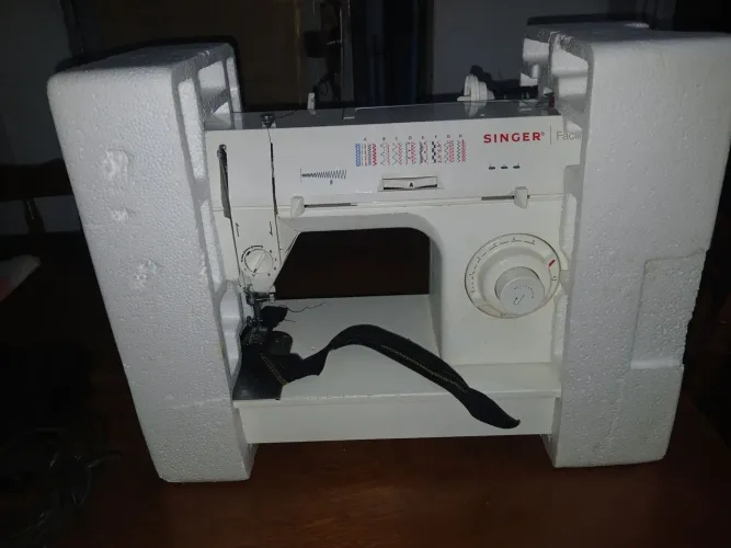 R$1000,00 oferta Vendo maquina de costura.