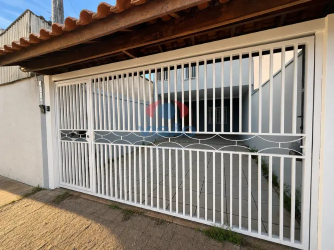 Já pensou em morar em um sobrado espaçoso, perto de tudo o que facilita o seu dia a dia?