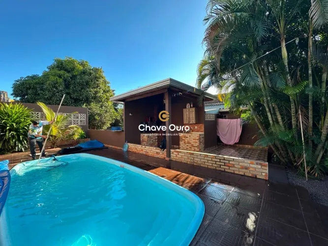 Casa semi mobiliada com piscina, quiosque e terreno de 600 m² no Bairro Cataratas