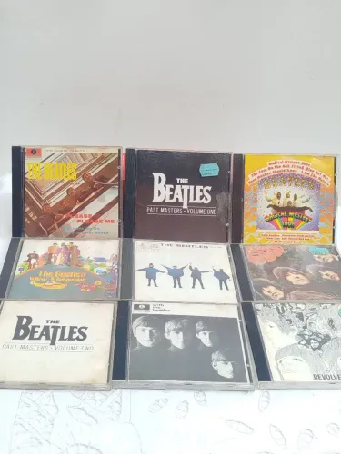 9 cds do Beatles ,obs alguns encartes estão amarelado conforme vê nas fotos .