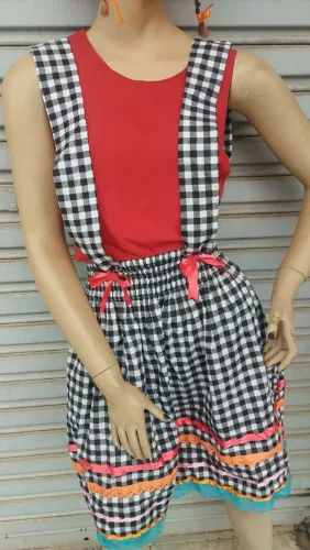 Vestido xadrez de festa junina estilo jardineira.