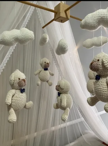 Móbile crochêt de urso beje com azul 