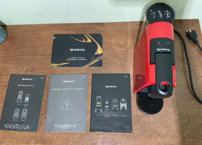 Cafeteira nespresso essenza automática